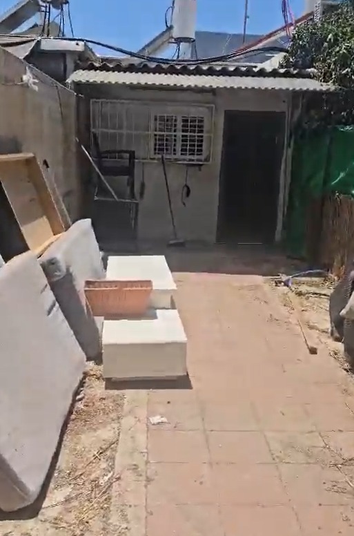 החלוץ 2, שכונת נווה רמז, חולון - חצר הקוטג'